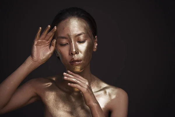 Bella giovane donna asiatica con vernice bronzo — Foto Stock