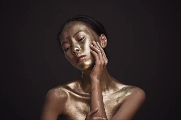 Bela jovem ásia mulher com bronze pintura — Fotografia de Stock