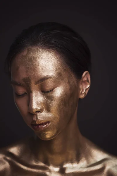 Hermosa joven mujer asiática con pintura de bronce —  Fotos de Stock
