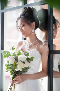 Beyaz elbiseli Asyalı gelin