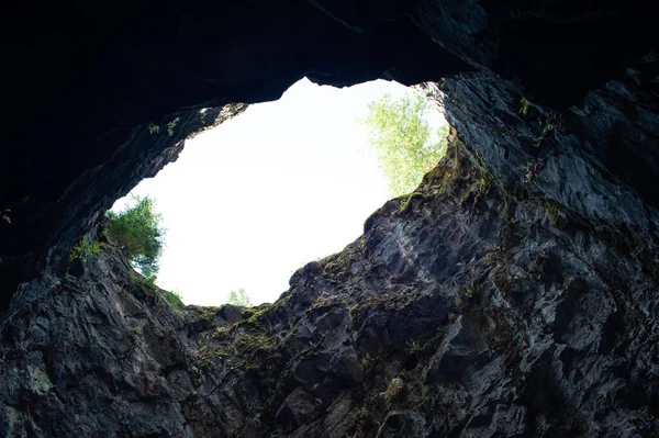 Agujero en la cueva rocosa dentro — Foto de Stock