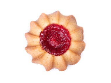 Bir dilim reçelli kurabiye, beyaz arka planda izole edilmiş körili tatlı.