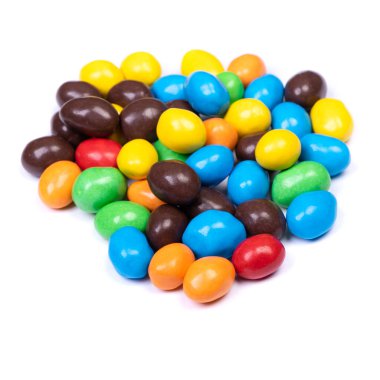 Beyaz arka planda izole edilmiş çok renkli jöleli fasulye yığını.