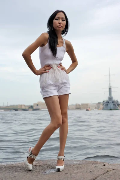 Woman White Shorts Outdoors City River — Stock Photo, Image