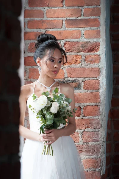 Porträt Der Schönen Asiatischen Braut Mit Blumen Weißen Kleid — Stockfoto