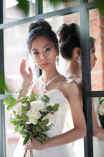 Novia Asiática Con Flores Vestido Blanco Habitación Interior Volver Espejo —  Fotos de Stock