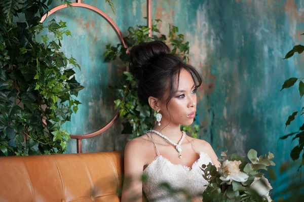 Sposa Asiatica Con Fiori Abito Bianco Seduta Sul Divano Camera — Foto Stock