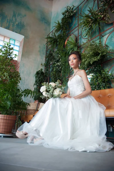 Noiva Asiática Com Flores Vestido Branco Sentado Sofá Quarto Floral — Fotografia de Stock