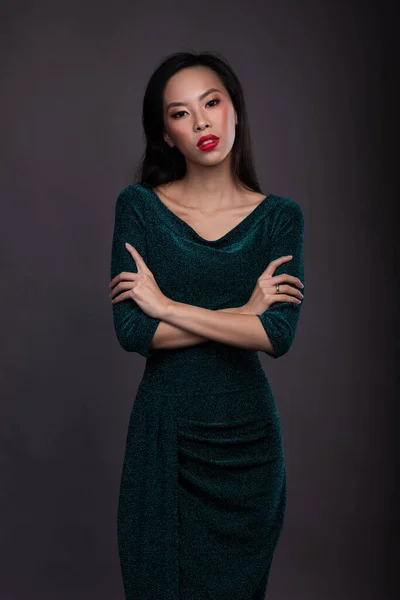Porträt Einer Asiatin Mit Roten Lippen Kleid Studio Vor Dunklem — Stockfoto