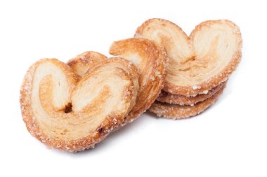 Kalp şeklinde poğaça beyaz arkaplanda izole