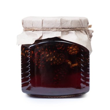 Cam kavanoz dolusu kozalak reçeli. Beyaz arka planda izole edilmiş bir halatla bağlanmış.