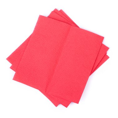 Beyaz arkaplanda temiz kırmızı kağıt peçeteler