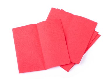 Beyaz arkaplanda temiz kırmızı kağıt peçeteler