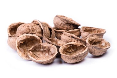 Beyaz arkaplanda izole edilmiş boş ceviz kabuğu yığını