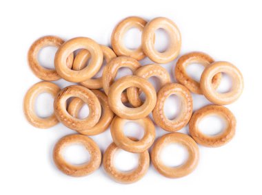 Küçük kuru simit yığını, beyaz arka planda izole edilmiş ekmek halkaları.