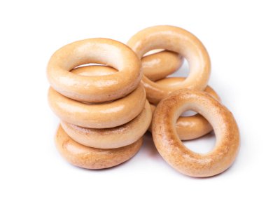 Küçük kuru simit yığını, beyaz arka planda izole edilmiş ekmek halkaları.