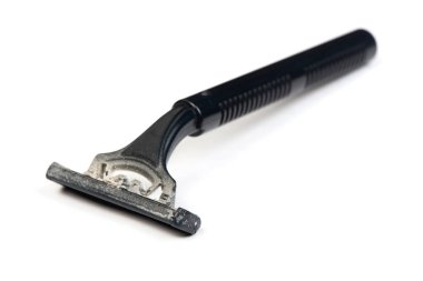 Kullanılan tek kullanımlık tıraş bıçağı beyaz arkaplanda izole edildi