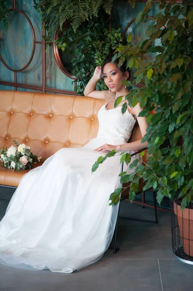 Aziatische Bruid Met Bloemen Witte Jurk Zitten Bank Indoor Bloemkamer — Stockfoto