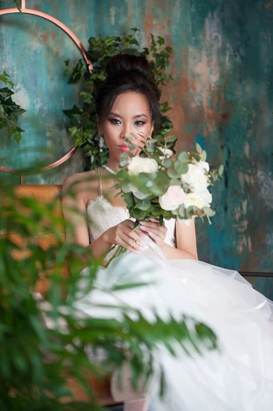 Novia Asiática Con Flores Vestido Blanco Sentada Sofá Habitación Floral —  Fotos de Stock