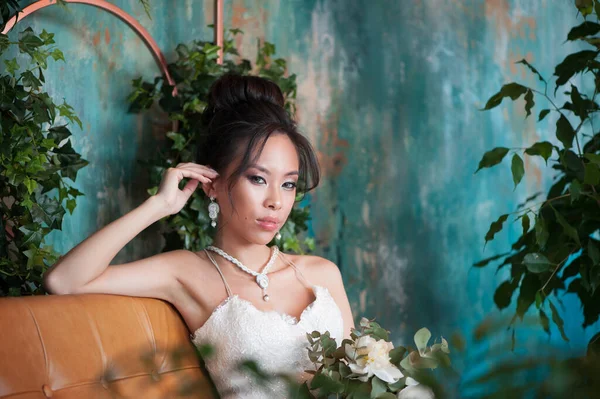 Beyaz Elbiseli Asyalı Gelin Kanepede Çiçekçi Odasında Oturuyor — Stok fotoğraf