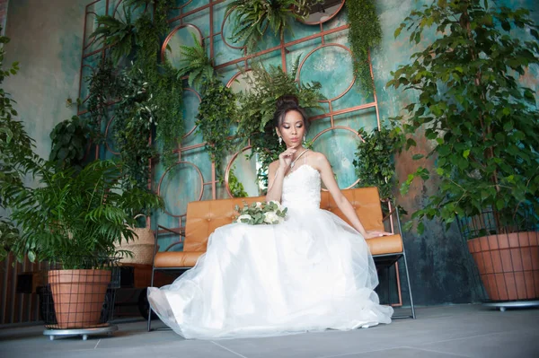 Aziatische Bruid Met Bloemen Witte Jurk Zitten Bank Indoor Bloemkamer — Stockfoto