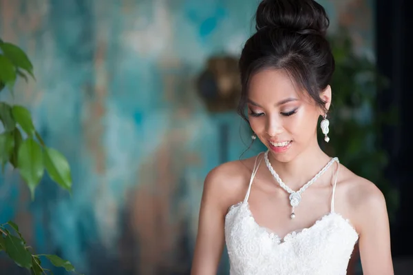 Retrato Noiva Asiática Vestido Branco Perto Planta Quarto — Fotografia de Stock