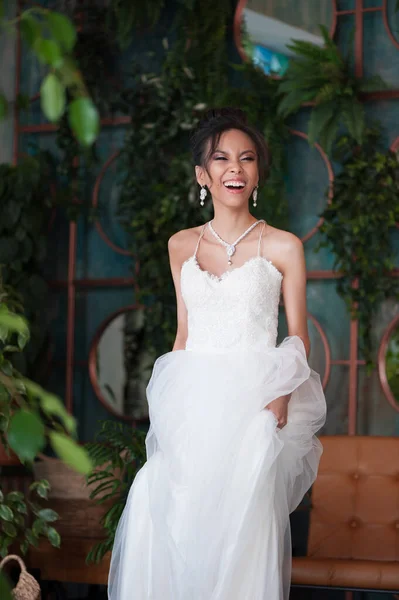 Beautiful Asian Bride Showing Her Bridal White Dress Indoor Floral — ストック写真