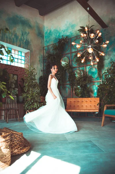 Красивая Азиатская Невеста Показывает Свадебное Белое Платье Крытый Цветочный Зал — стоковое фото