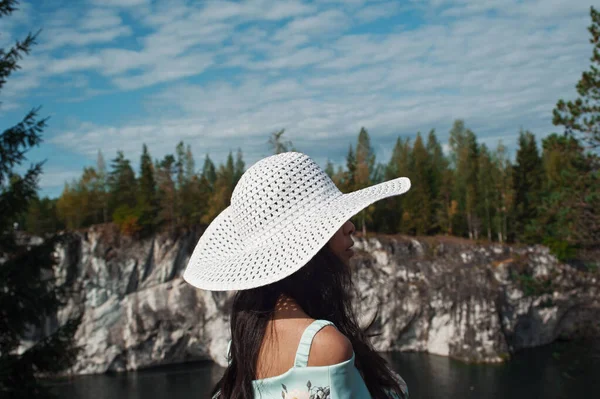 Ormanda Şapkalı Genç Bir Kadın — Stok fotoğraf
