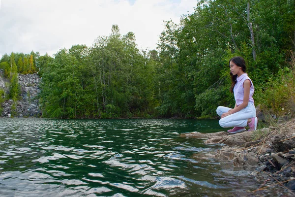 Giovane Donna Vicino Lago Parco — Foto Stock