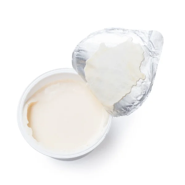 打开用白色背景隔离的过期酸奶 — 图库照片