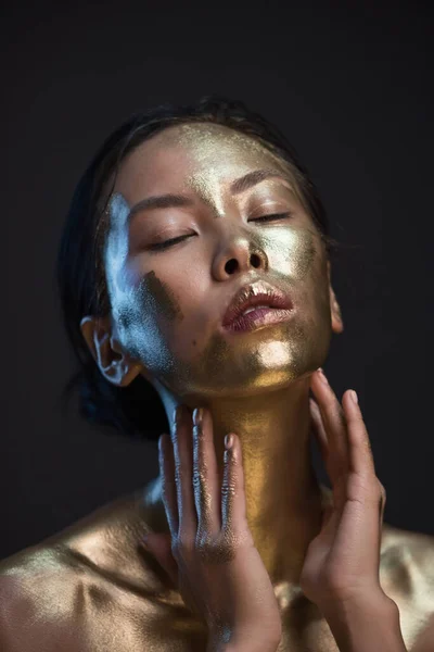 Portrét Mladé Asijské Ženy Zlaté Barvě Studiu Černým Pozadím — Stock fotografie