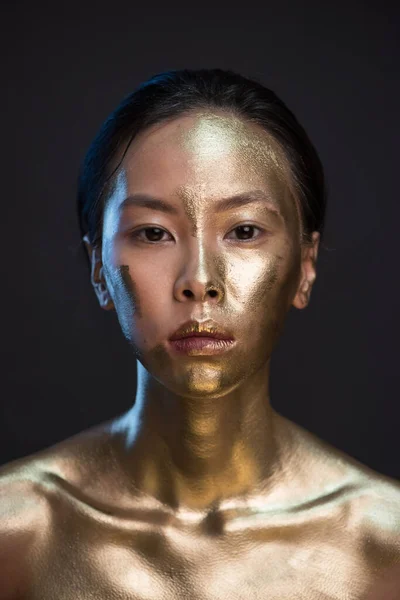 Portrét Mladé Asijské Ženy Zlaté Barvě Studiu Černým Pozadím — Stock fotografie