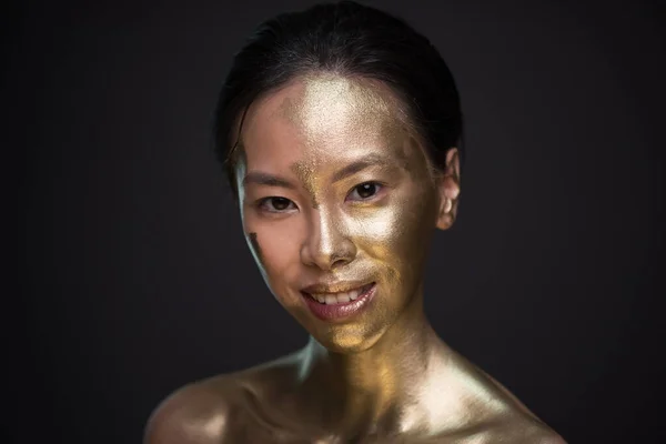 Retrato Mujer Asiática Joven Pintura Dorada Estudio Con Fondo Negro — Foto de Stock