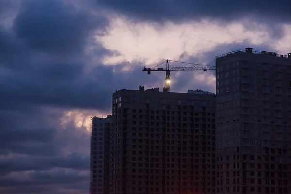 Bouwplaats Met Kranen Tegen Avondwolken — Stockfoto