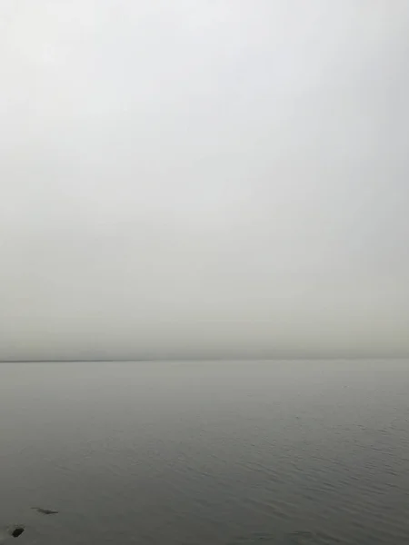 曇りの日に小さな波と水の表面 — ストック写真