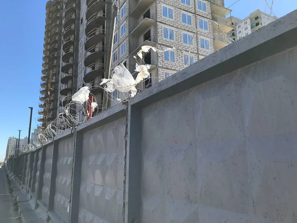 Edifício Moderno Construção Com Cerca Arame Farpado — Fotografia de Stock