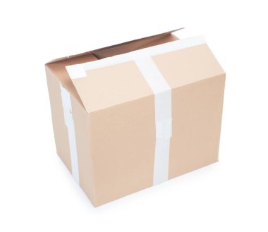 Beyaz arkaplanda izole edilmiş kullanılmış karton kutuyu aç