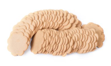 Beyaz arkaplanda izole edilmiş zencefilli kurabiye yığını