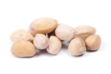 Açılmamış şam fıstığı yığını beyaz arka planda izole edilmiş