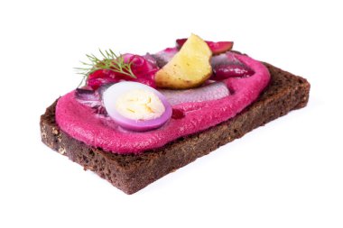 Balık ve yumurtalı sandviç, beyaz arka planda ançüezli ekmek kanalı.