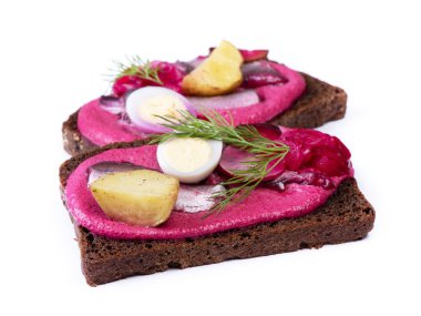 Balık ve yumurtalı sandviç, beyaz arka planda ançüezli ekmek kanalı.