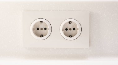 Duvarda beyaz çifte elektrik prizi