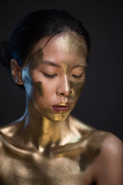 Portret Młodej Azjatki Złotej Farbie Studio Czarnym Tłem — Zdjęcie stockowe
