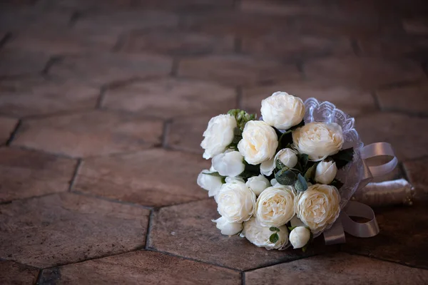 Hochzeitsstrauß Weißer Rosen Auf Dem Fußboden — Stockfoto