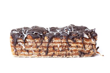 Beyaz arka planda izole edilmiş tatlı çikolatalı puf kek.