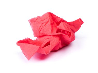 Kırışık kağıt peçete beyaz arkaplanda izole edilmiş.