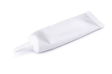 Beyaz arkaplanda izole edilmiş beyaz boş plastik tüp