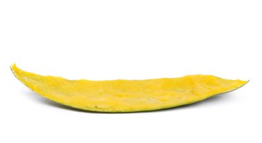 Beyaz arkaplanda izole edilmiş mango kabuğu