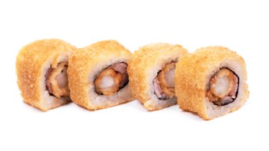 Kurutulmuş suşi ruloları beyaz arkaplanda izole edilmiş.